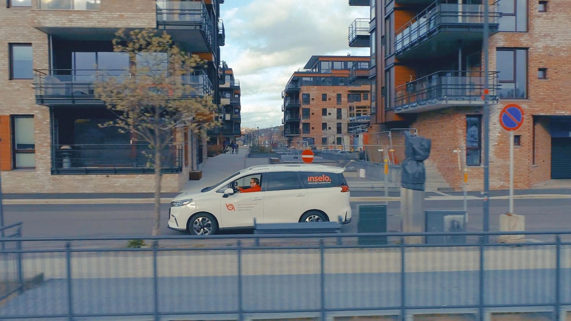 Inselo brandet elbil kjører på vei til et nytt oppdrag 